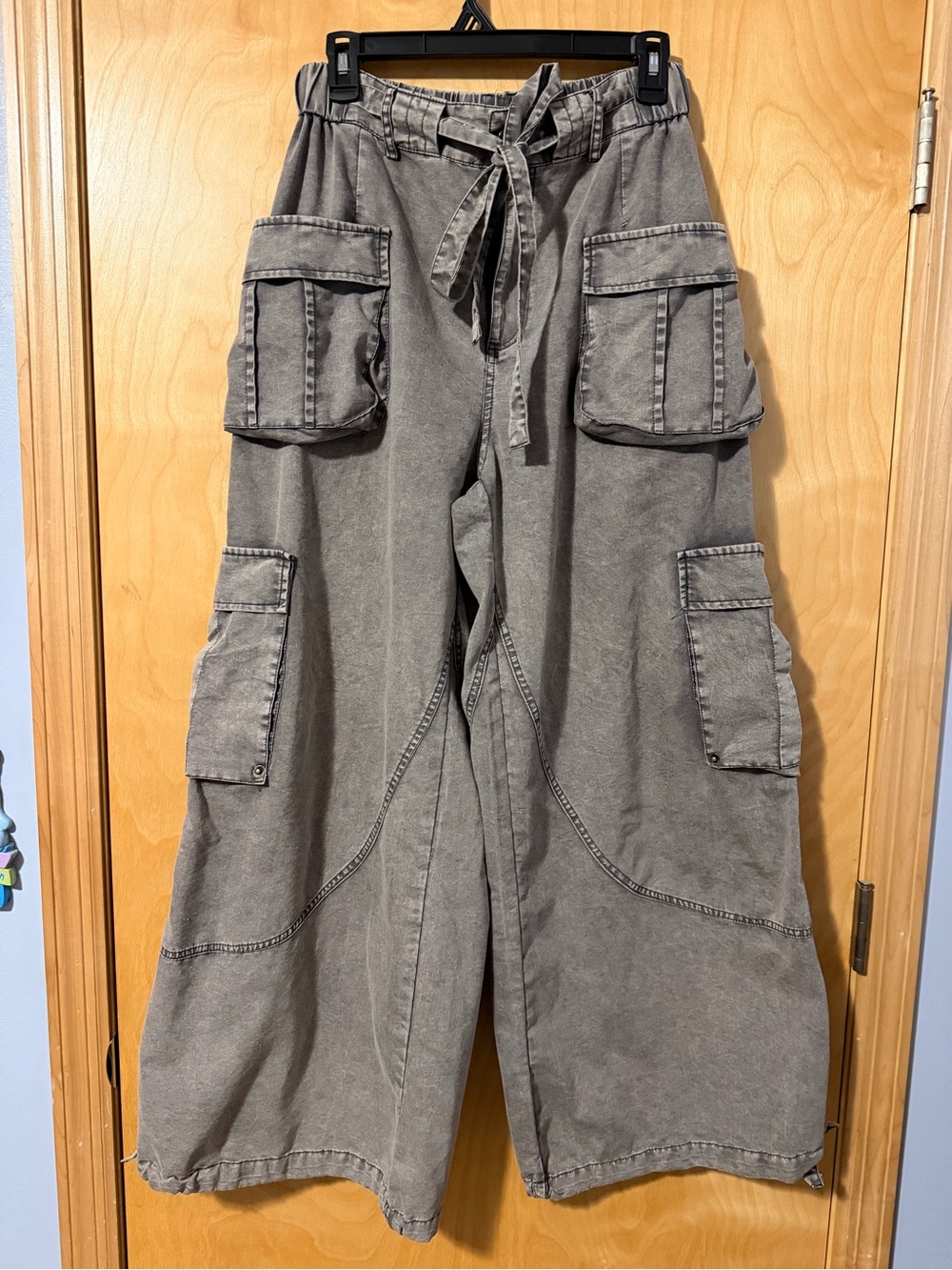 Wide-Leg Cargo Pants in Washed Gray -L